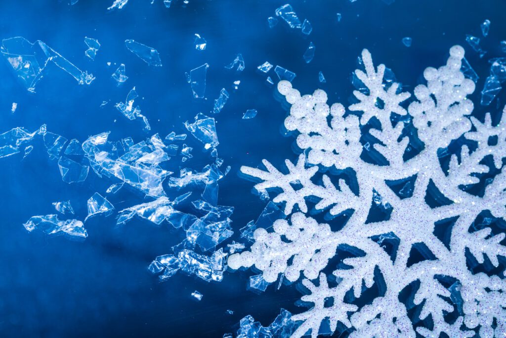 A white snowflake on a blue background, for Snowflake data quality.